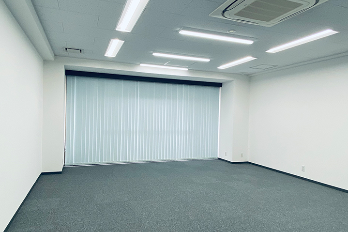 黒とウッド調を基調とした<br>パーテーション工事