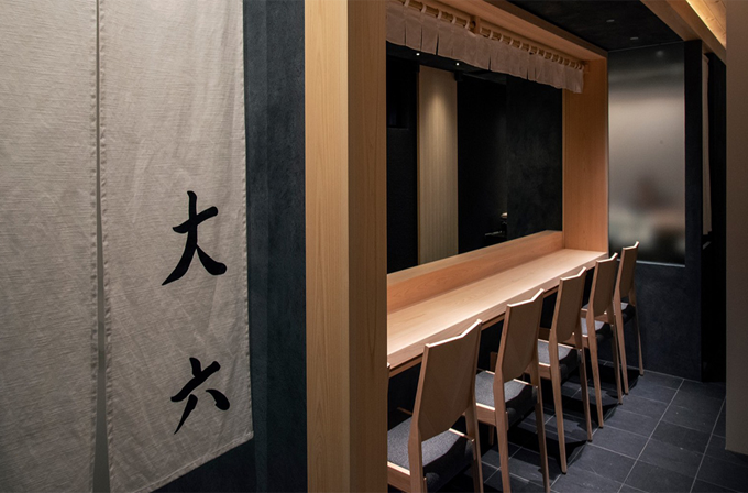 檜を使用した<br>高級感溢れる店舗内装