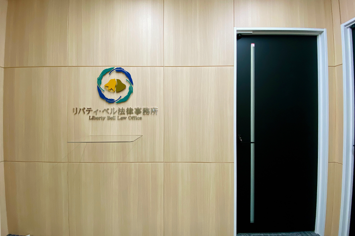 メラミン化粧板で仕上げた<br>木目エントランス