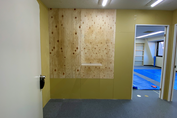 メラミン化粧板で仕上げた<br>木目エントランス