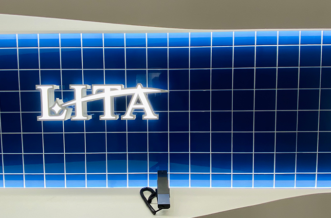 R壁で波を演出し<br>LED間接照明で光を加えたエントランス