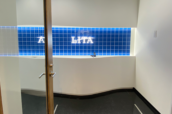 R壁で波を演出し<br>LED間接照明で光を加えたエントランス