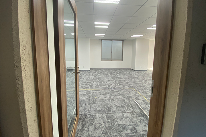 R壁で波を演出し<br>LED間接照明で光を加えたエントランス