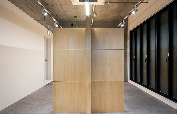 白を基調とし清潔感を演出した<br>新宿PCRセンター