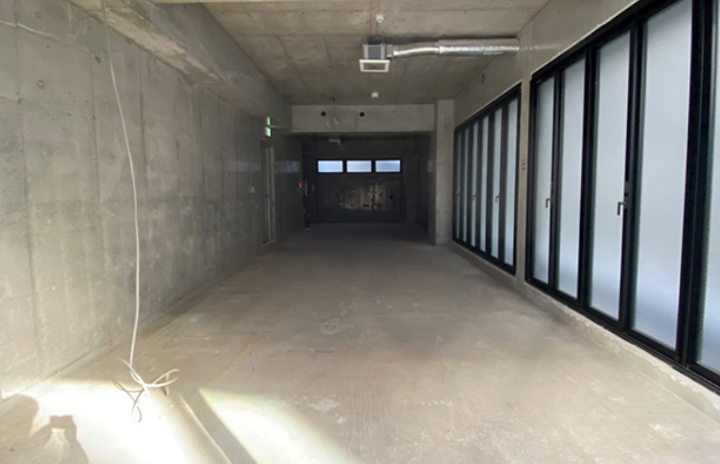 白を基調とし清潔感を演出した<br>新宿PCRセンター