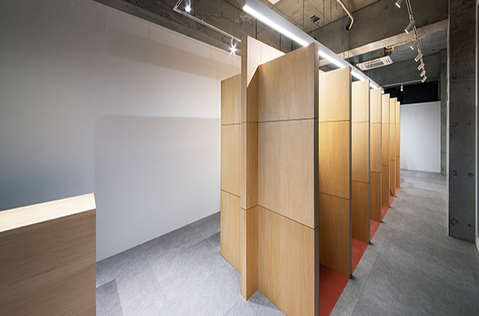 白を基調とし清潔感を演出した<br>新宿PCRセンター