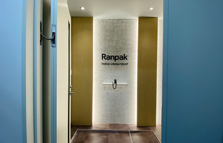 白と木目を基調とし間接照明で空間を演出したエントランス