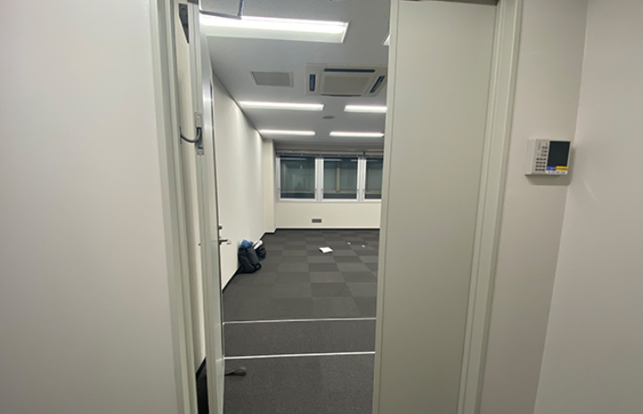 白と木目を基調とし間接照明で空間を演出したエントランス