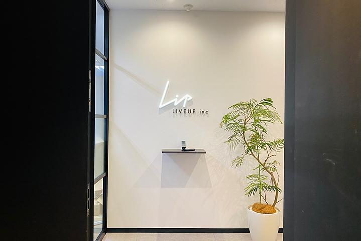 LEDサイン、造作壁、アルミパーテーションとガラスを使用