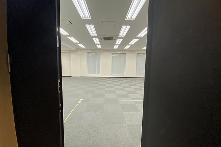 LEDサイン、造作壁、アルミパーテーションとガラスを使用