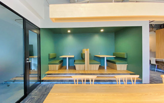 天井を抜き開放感を演出。造作什器で仕上げたオフィス内装。