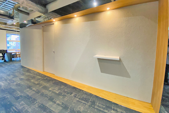 天井を抜き開放感を演出。造作什器で仕上げたオフィス内装。