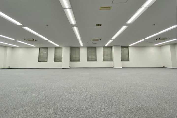 天井を抜き開放感を演出。造作什器で仕上げたオフィス内装。