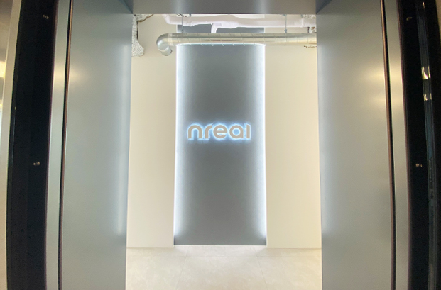 塗装の様なクロス、間接照明+LEDサインで仕上げたオフィス内装