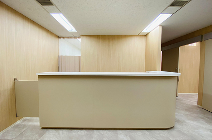 木目とストーン調を基本に。癌患者様向けの薬剤投与クリニック