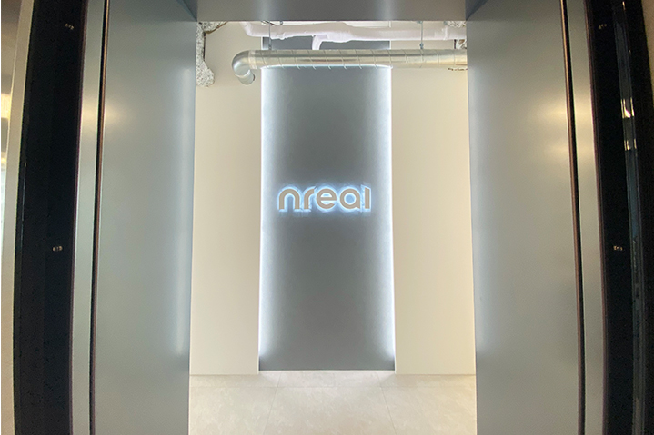 塗装の様なクロス、間接照明＋LEDサインで仕上げたオフィス内装