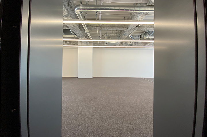 塗装の様なクロス、間接照明＋LEDサインで仕上げたオフィス内装