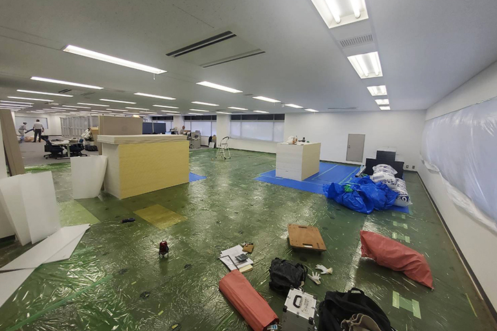 木目とストーン調を基本に。癌患者様向けの薬剤投与クリニック