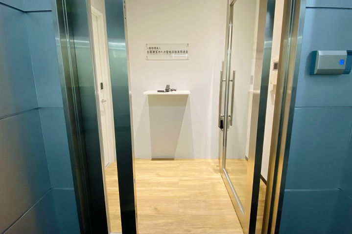 ブルーグリーン系クロスと木目で仕上げたオフィス