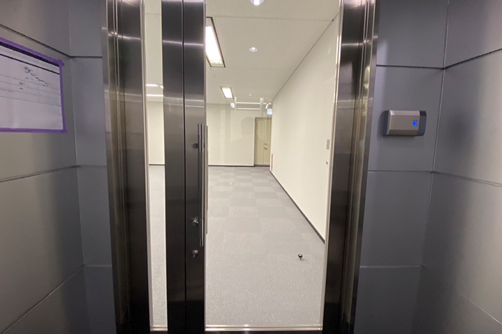 ブルーグリーン系クロスと木目で仕上げたオフィス