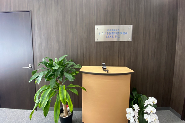 ブルー系クロスとストーン調フロアタイルで仕上げたエントランス