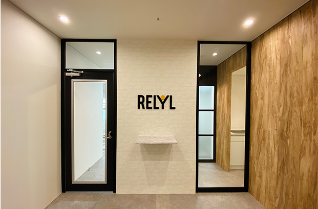 木目クロスとストーン調を基調としたオフィスエントランス