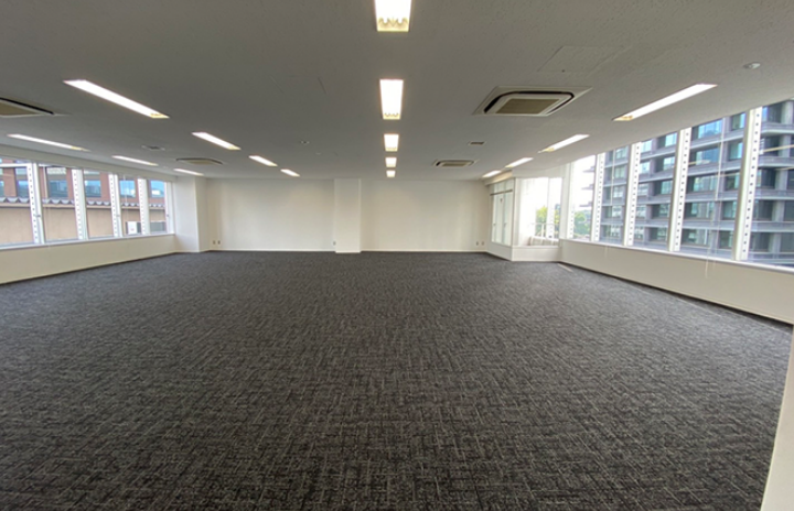 グレーとホワイトでデザインし清潔感のあるエントランスへ。