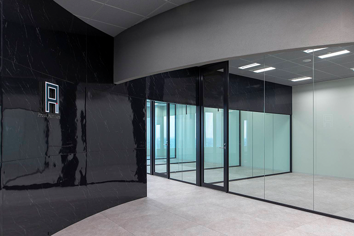 R壁にメラミンを貼りガラスパーテーションで仕上げたオフィス