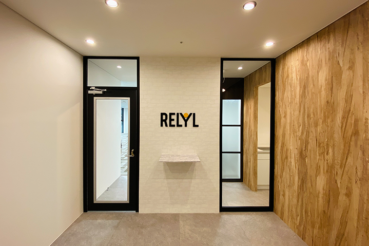 木目クロスとストーン調を基調としたオフィスエントランス