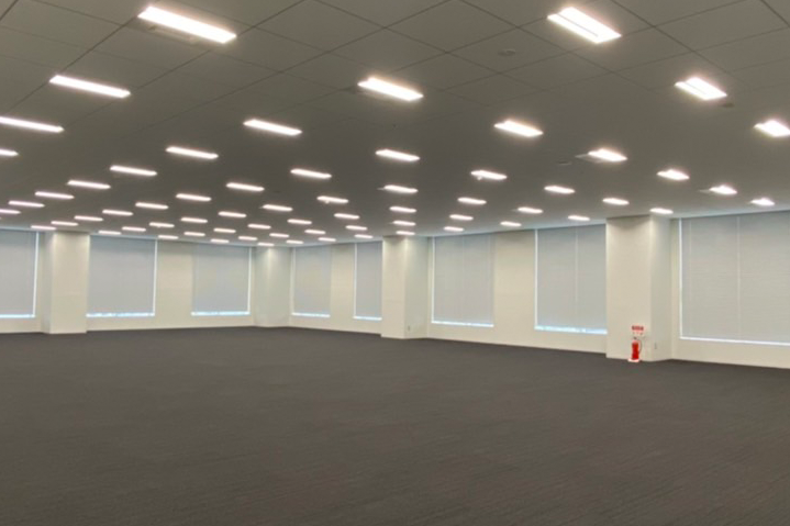 R壁にメラミンを貼りガラスパーテーションで仕上げたオフィス