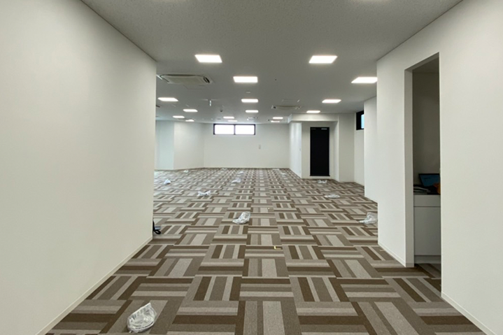 木目クロスとストーン調を基調としたオフィスエントランス