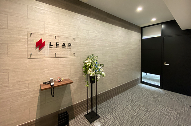 レンガ調クロスと木目調エコカラットを使用したエントランス