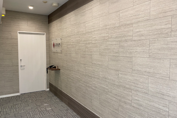 レンガ調クロスと木目調エコカラットを使用したエントランス