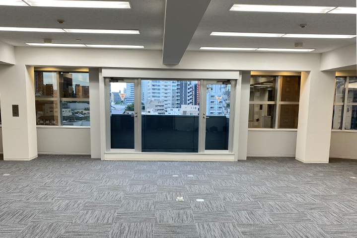 レンガ調クロスと木目調エコカラットを使用したエントランス