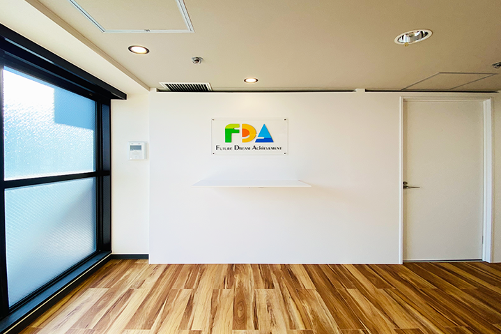 木目フロアタイルと白、ダウンライトで仕上げたオフィスエン...