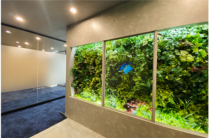 グリーンウォールを使い間接照明で仕上げたエントランス