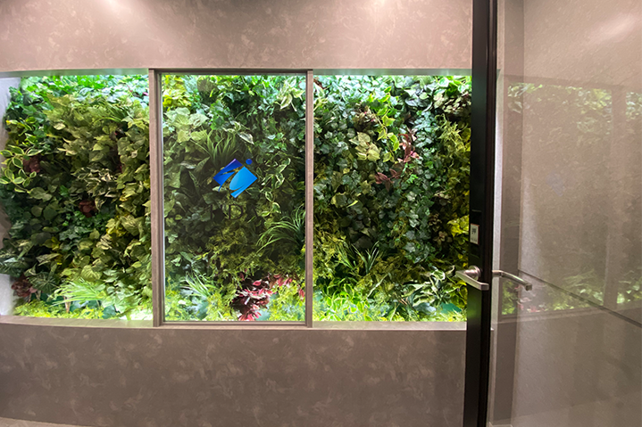 グリーンウォールを使い間接照明で仕上げたエントランス