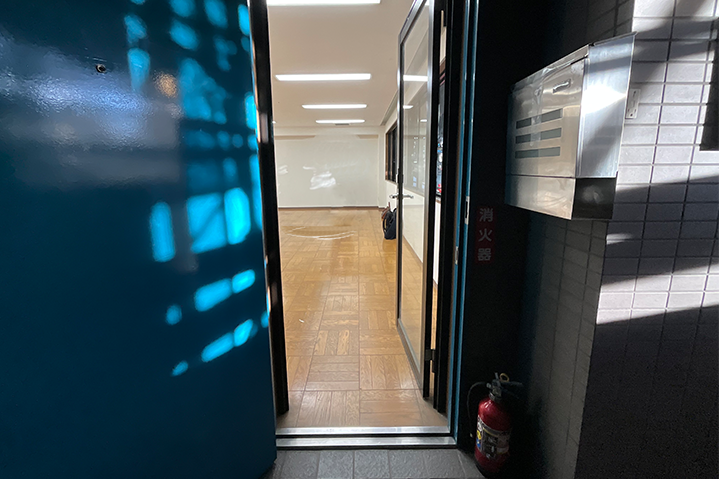 グリーンウォールを使い間接照明で仕上げたエントランス