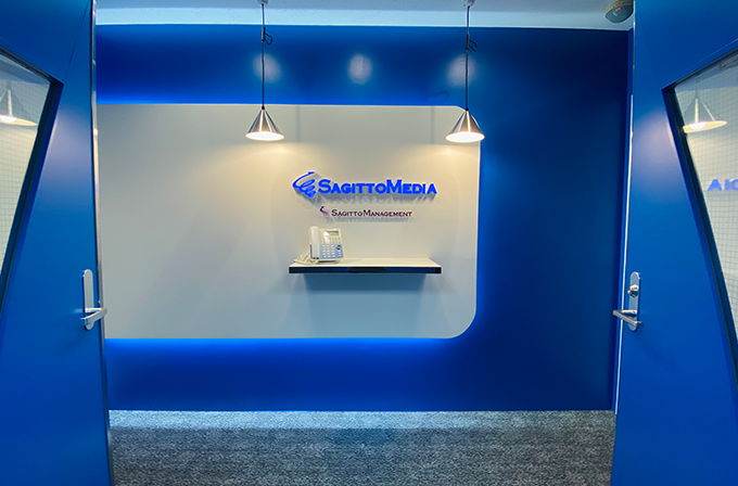 コーポレートカラーの青とLEDサインで仕上げたエントランス