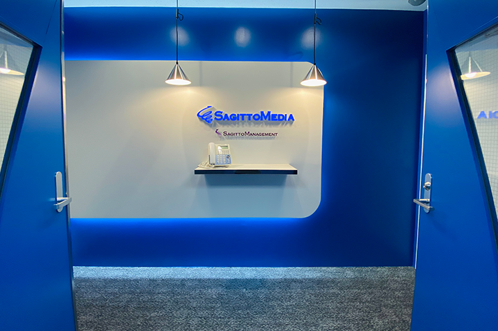 コーポレートカラーの青とLEDサインで仕上げたエントランス