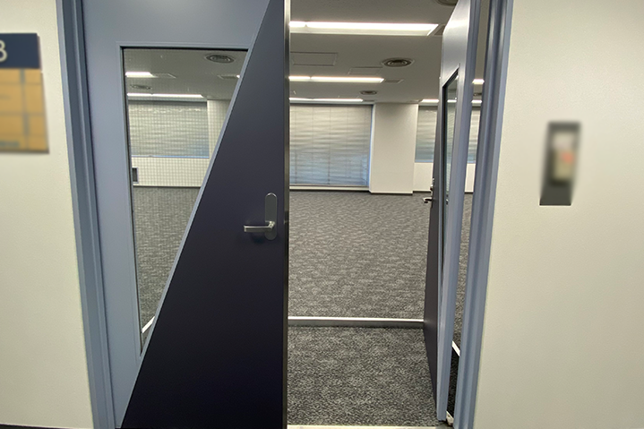 コーポレートカラーの青とLEDサインで仕上げたエントランス