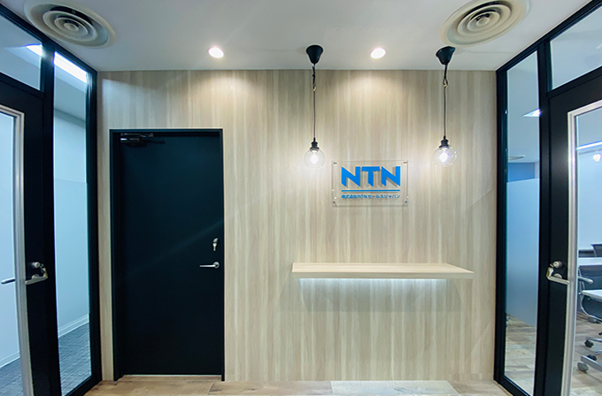 ガラスパーテーションと木目メラミンで仕上げたエントランス