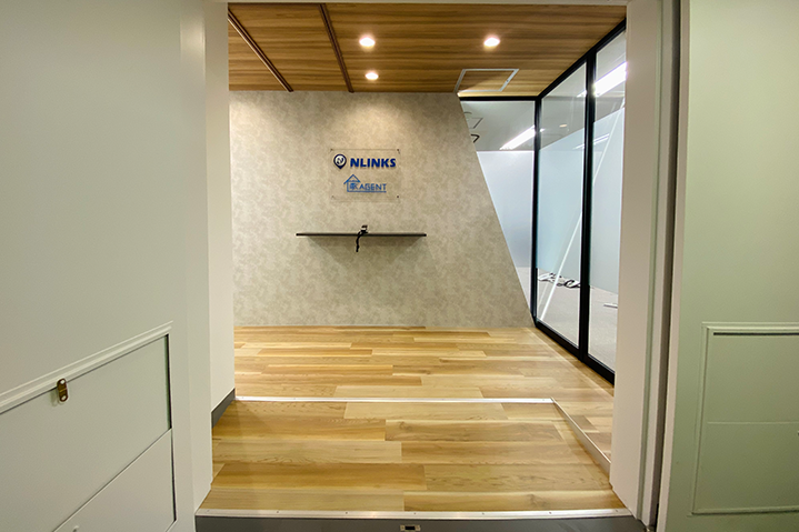 斜め造作壁＋間接照明＋ガラスで仕上げたエントランス