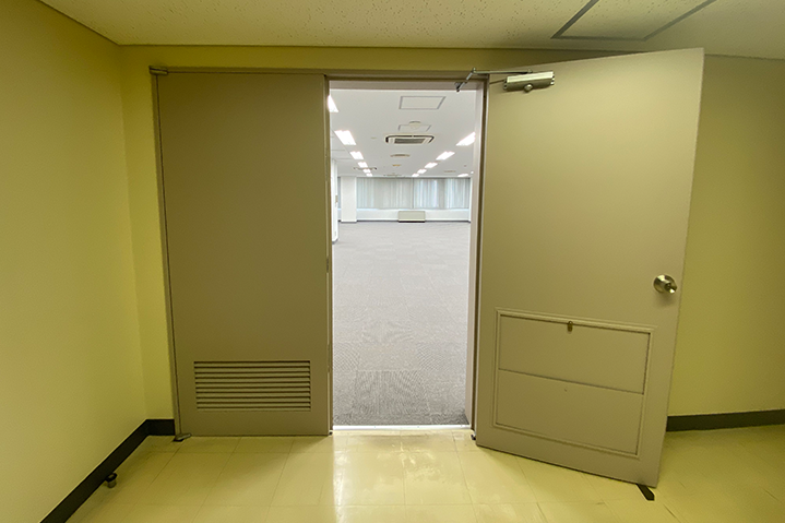 斜め造作壁＋間接照明＋ガラスで仕上げたエントランス