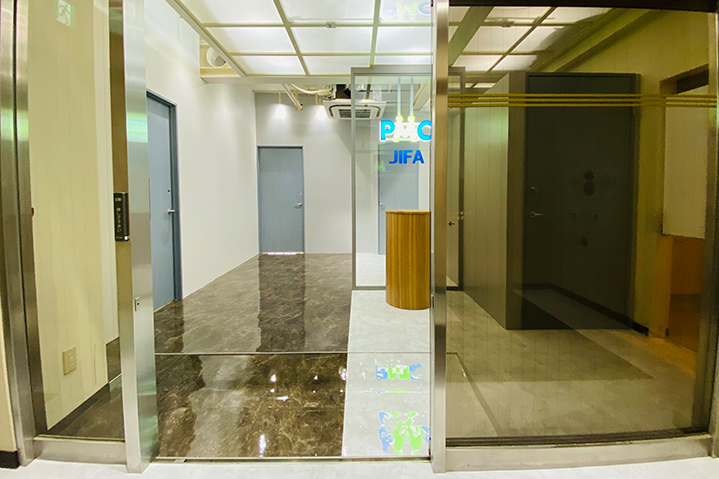 LEDサインと1枚ガラスで仕上げたオフィスエントランス