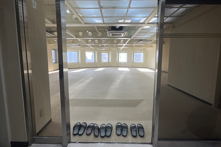 LEDサインと1枚ガラスで仕上げたオフィスエントランス