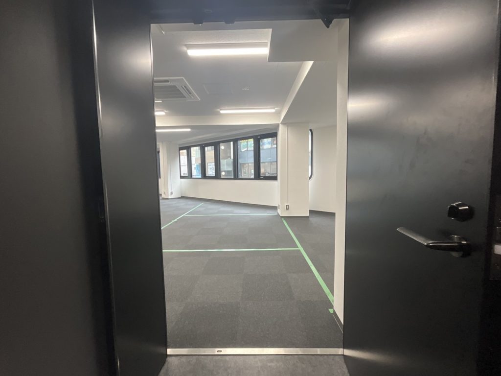 斜めに切り込みを入れ、間接照明で仕上げたエントランス