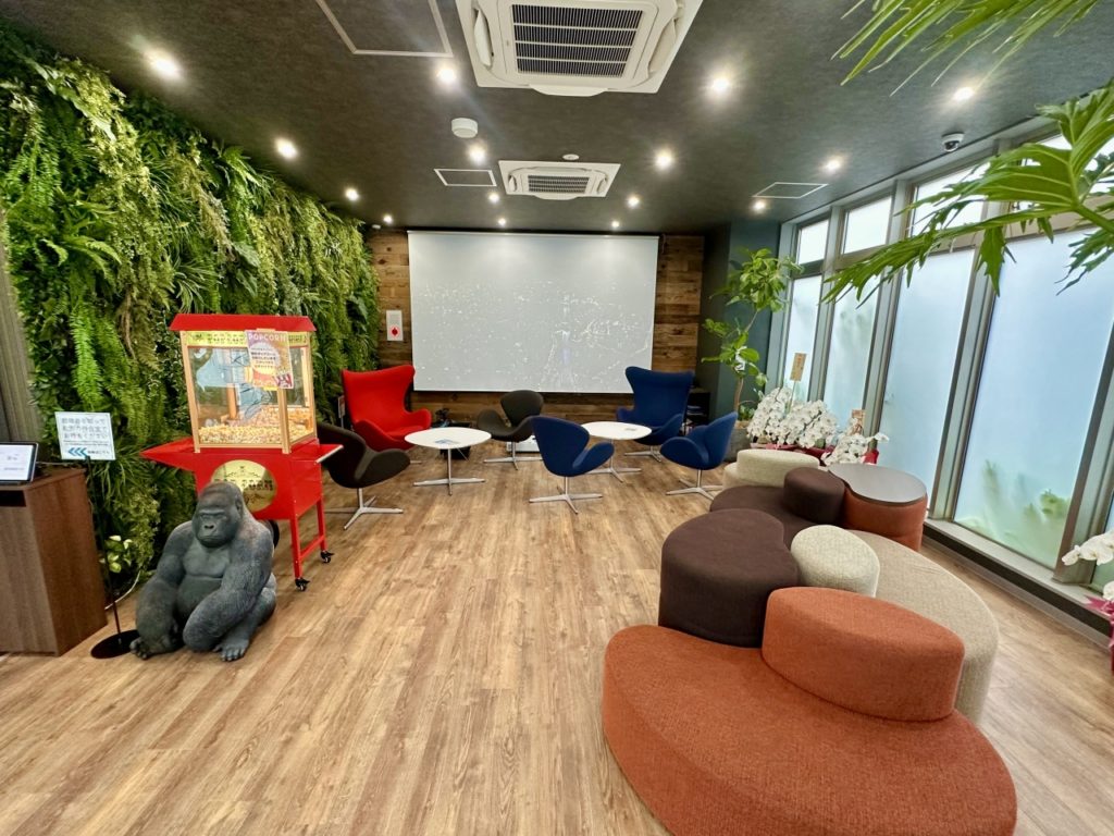 木と植栽を基調とした店舗エントランス