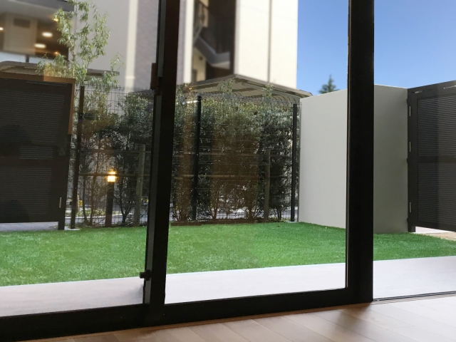 オフィスの窓の重要性とは？効果的な活用方法と種類についてご紹介