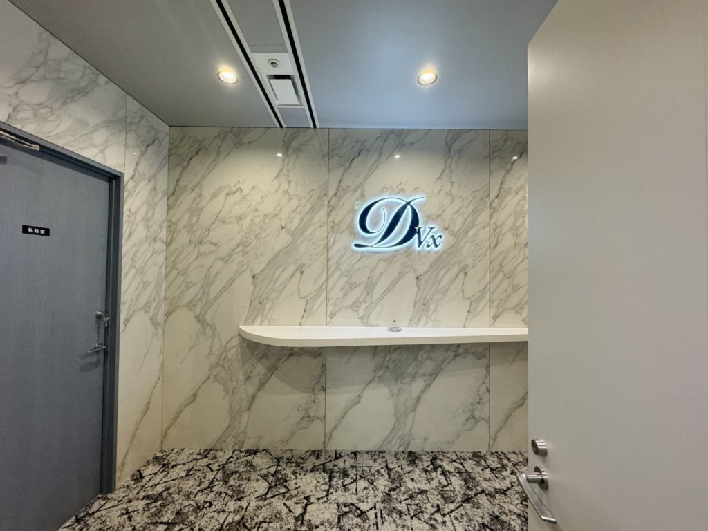 壁面を大判セラミックタイルで施工したオフィスエントランス